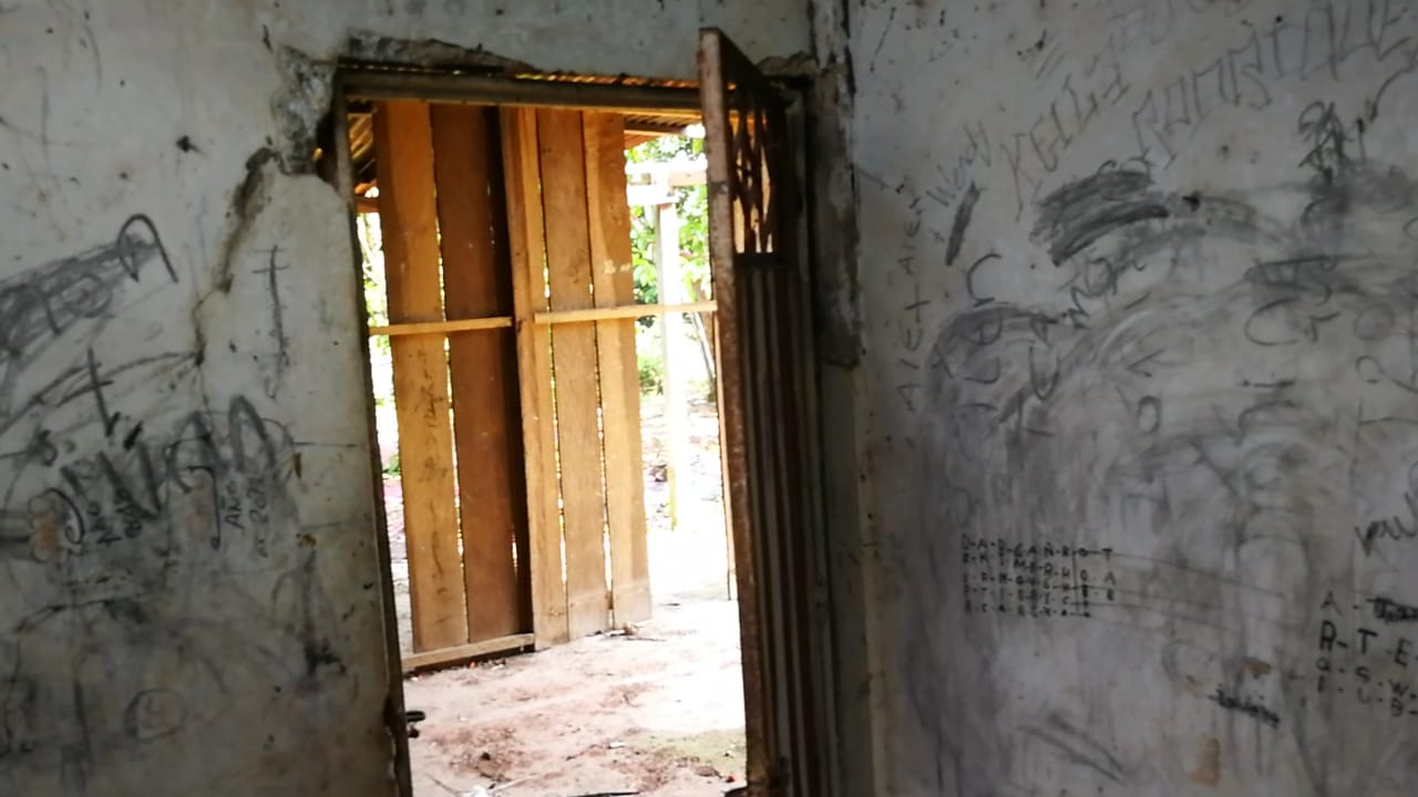 El viento hace chirriar las puertas