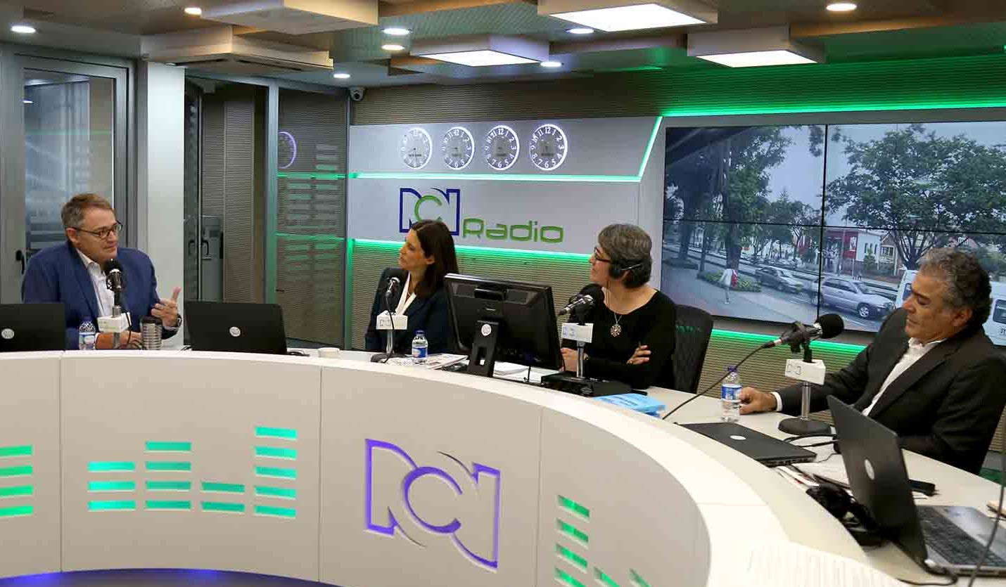 Empresarios David Bojanini (d), Óscar Cabrera (i) y Sylvia Escovar, en RCN Radio