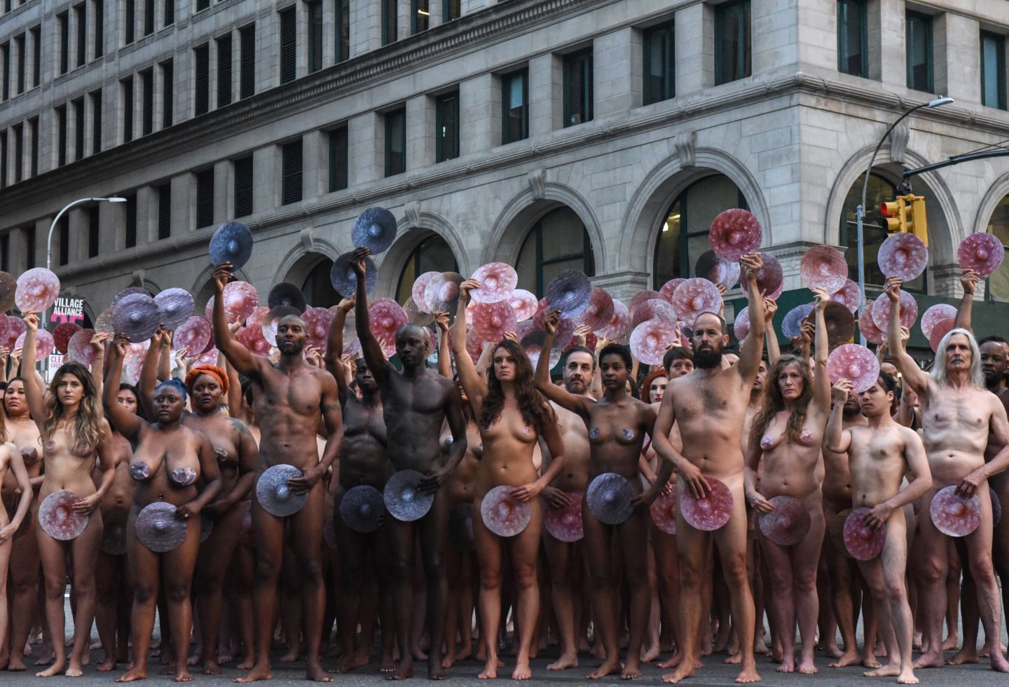 La protesta ante Facebook por políticas contra la desnudez la organizó el artista Spencer Tunick.  