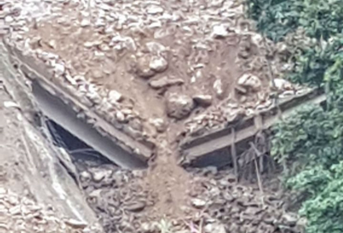 Puente que se desplomó en la vía al Llano Puente que se desplomó en la vía al Llano