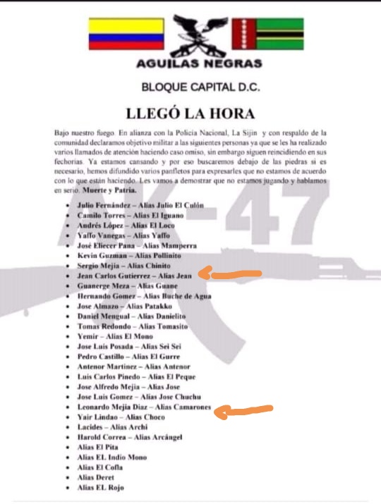 En este panfleto se encuentran los nombres de quienes fueron asesinados