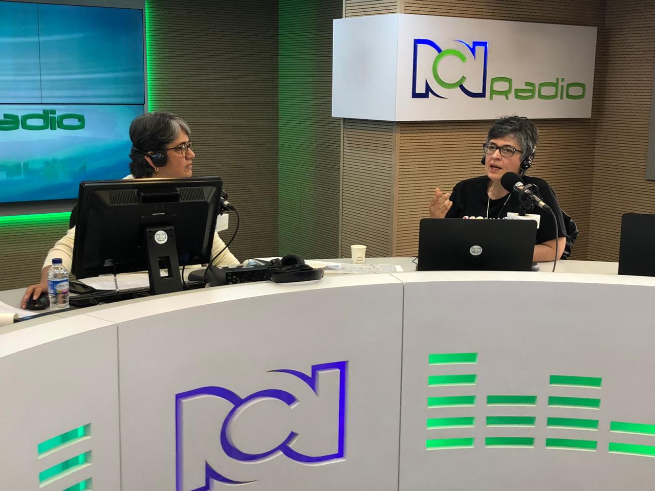 Marcela Sánchez (der.) en entrevista con Yolanda Ruiz, en RCN Radio.