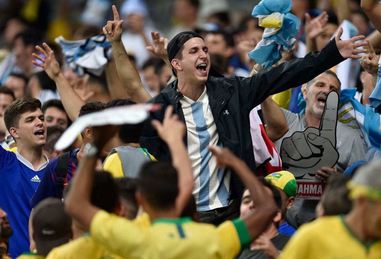 Hinchas de Argentina provocan a los brasileños