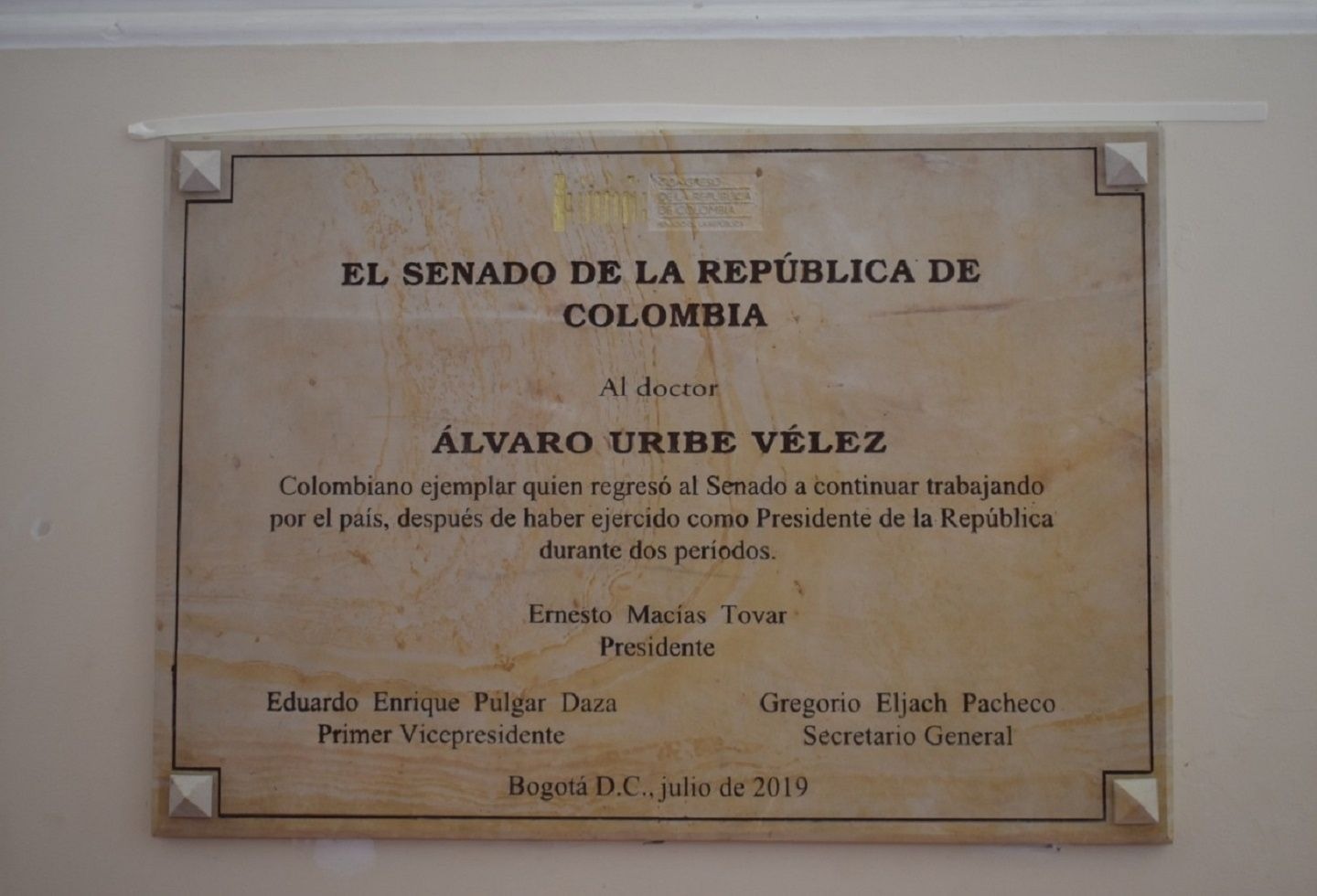 Placa en honor a Álvaro Uribe Vélez