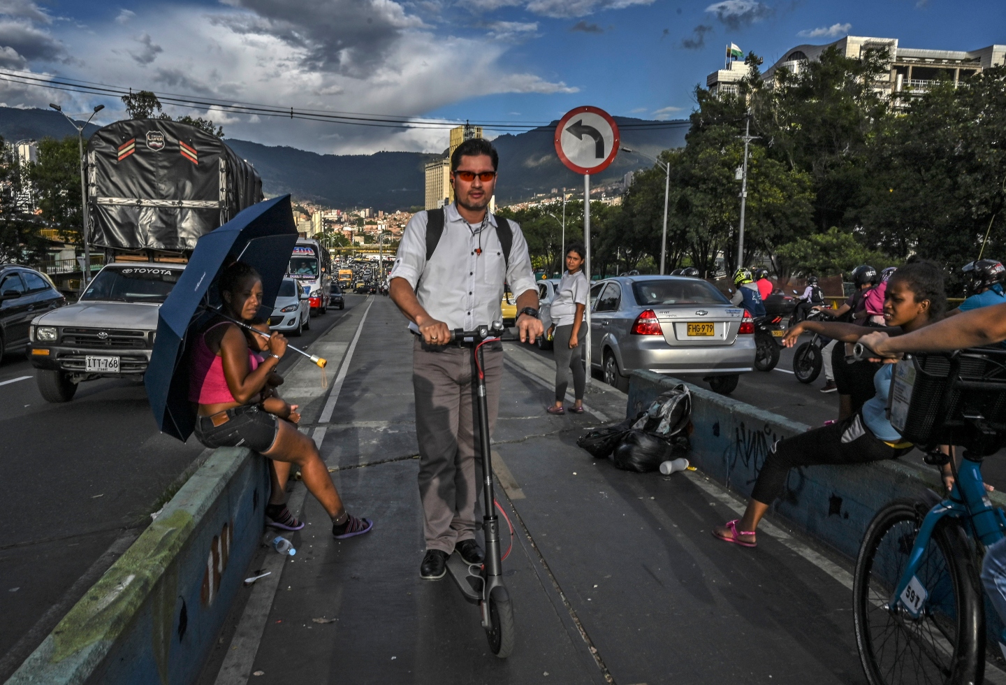 Hombre en patineta