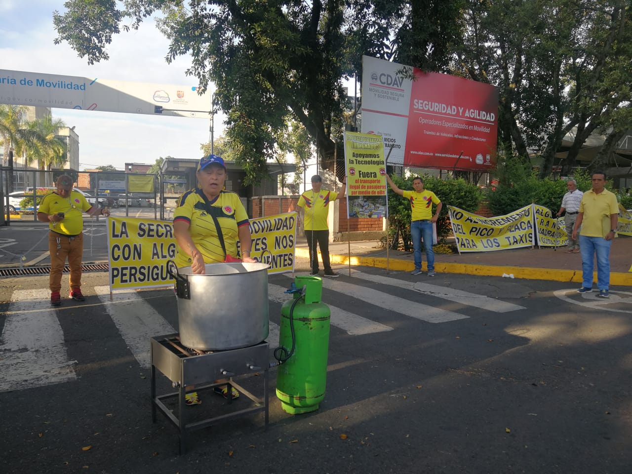 Taxistas protestan en Cali.