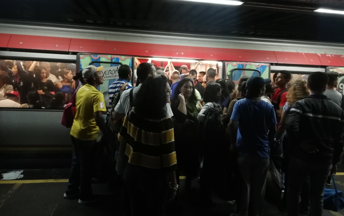 Como en latas de sardinas viajan los usuarios en el Metro de Caracas