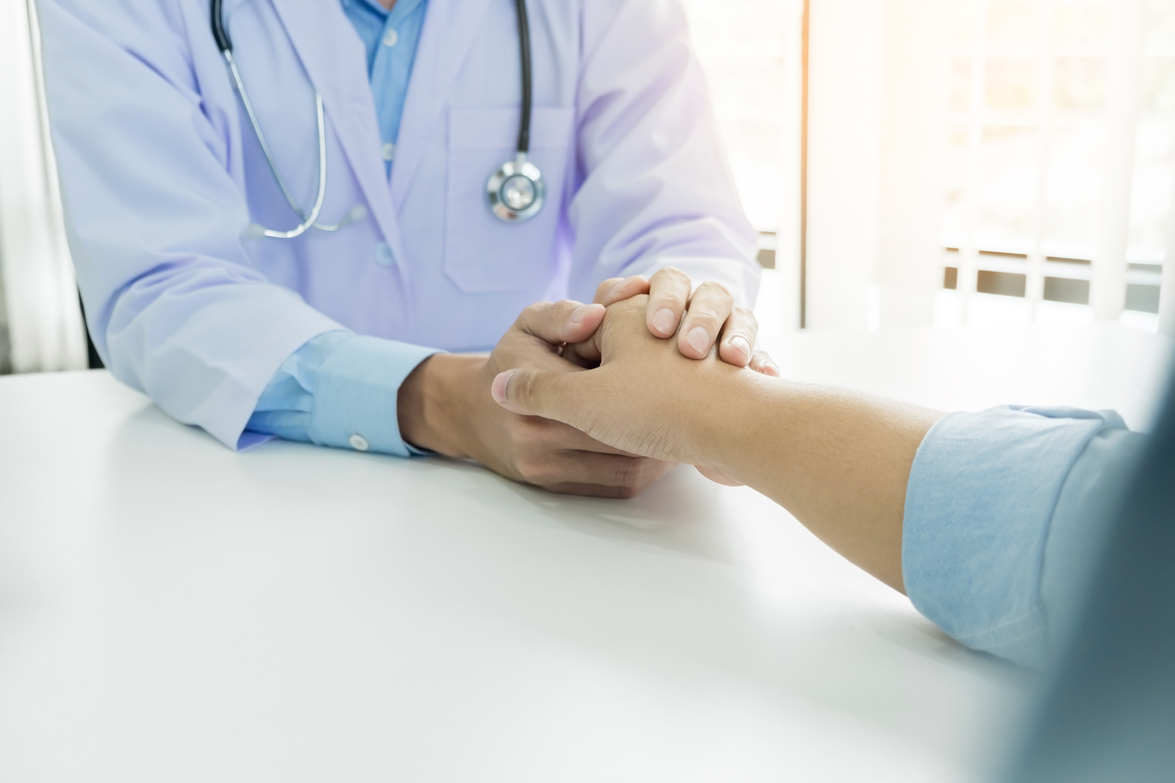 Un doctor acompañando a su paciente