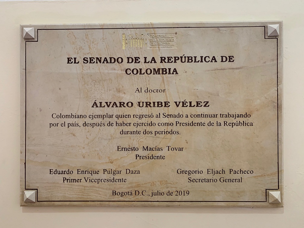 Placa 01 Álvaro Uribe Vélez