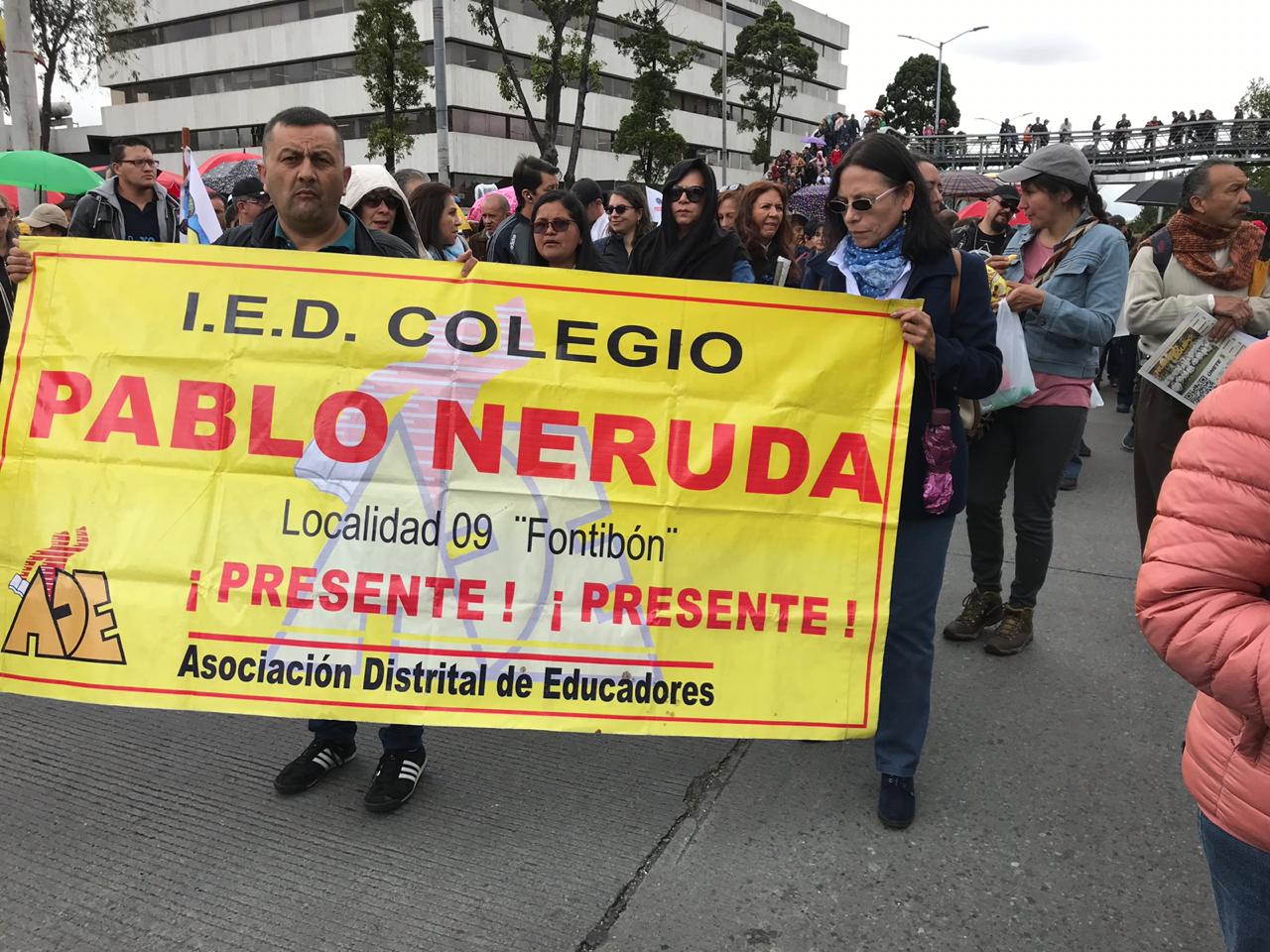 Maestros marchan en la capital colombiana.