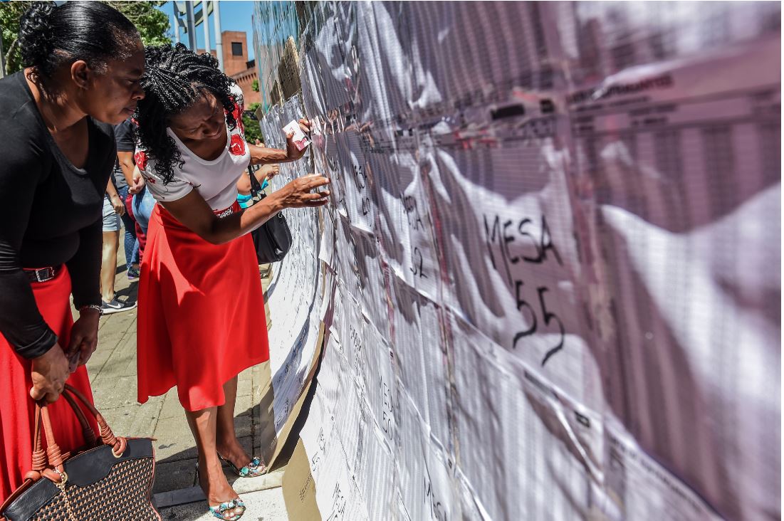 Mujeres participando durante las elecciones en Colombia.