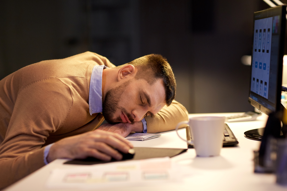 Hombre se queda dormido en el trabajo - Sueño - Apnea del sueño