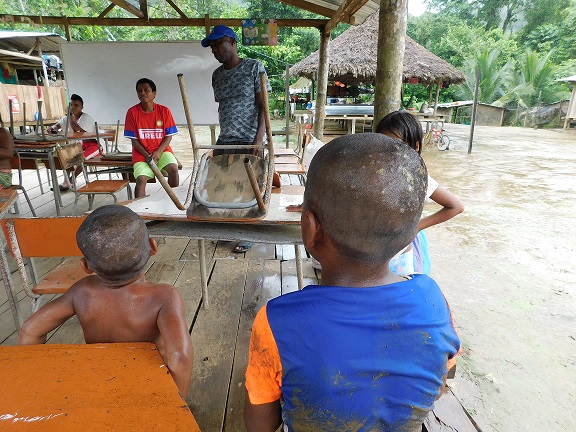 Niños indígenas en Bahía Solano, Chocó.