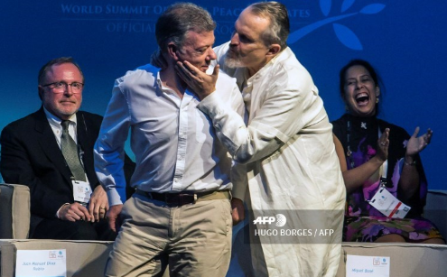 Juan Manuel Santos condecora a Miguel Bosé en la cumbre de los Nobel de Paz