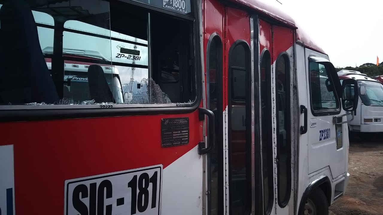 Bus vandalizado durante protestas en Soacha y Bogotá