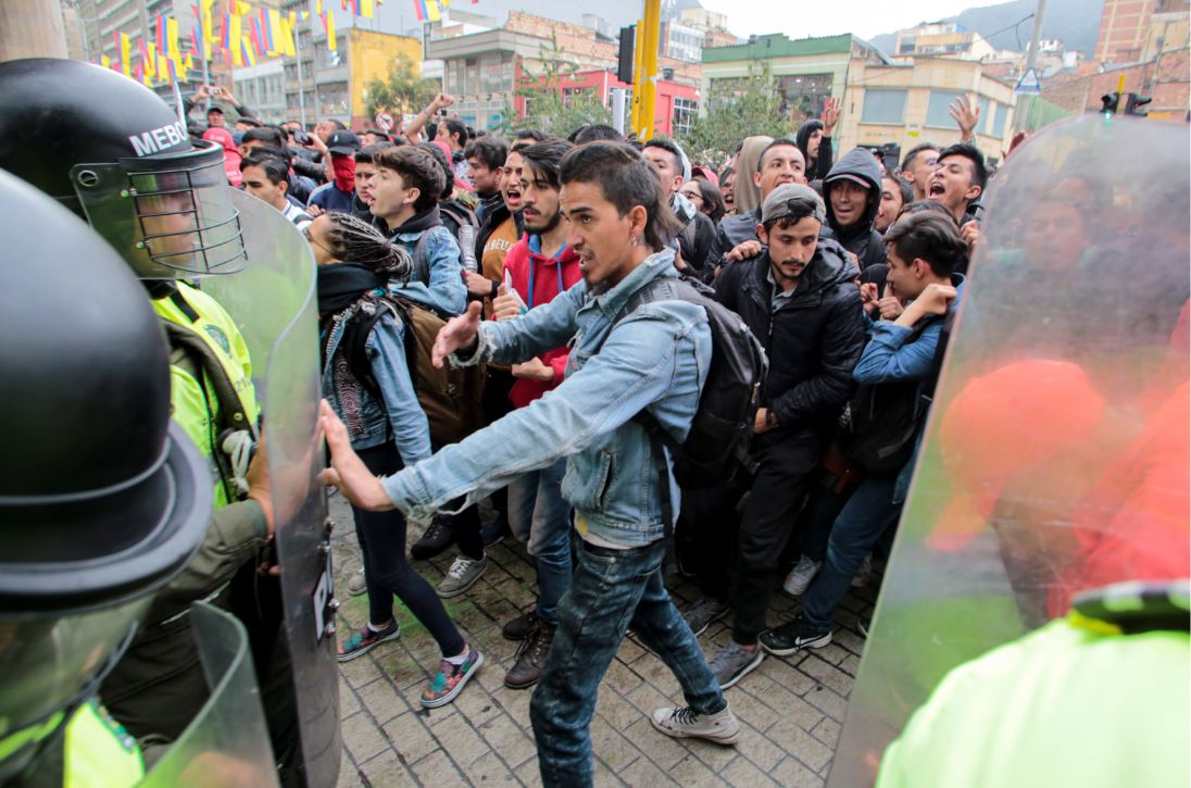 Manifestantes en contra de Álvaro Uribe.