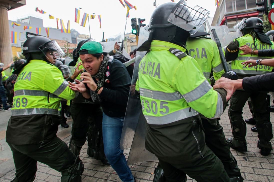 Manifestación en contra de Álvaro Uribe, en el centro de Bogotá.