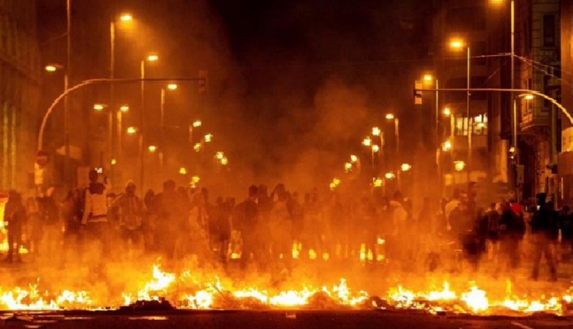 Manifestantes incineran inmuebles y ponen barricadas