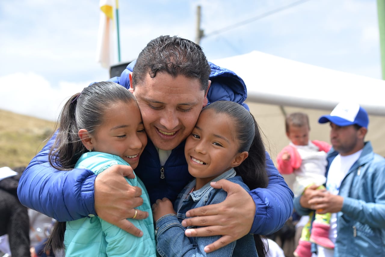 Niñas con Alejandro Fúneme González