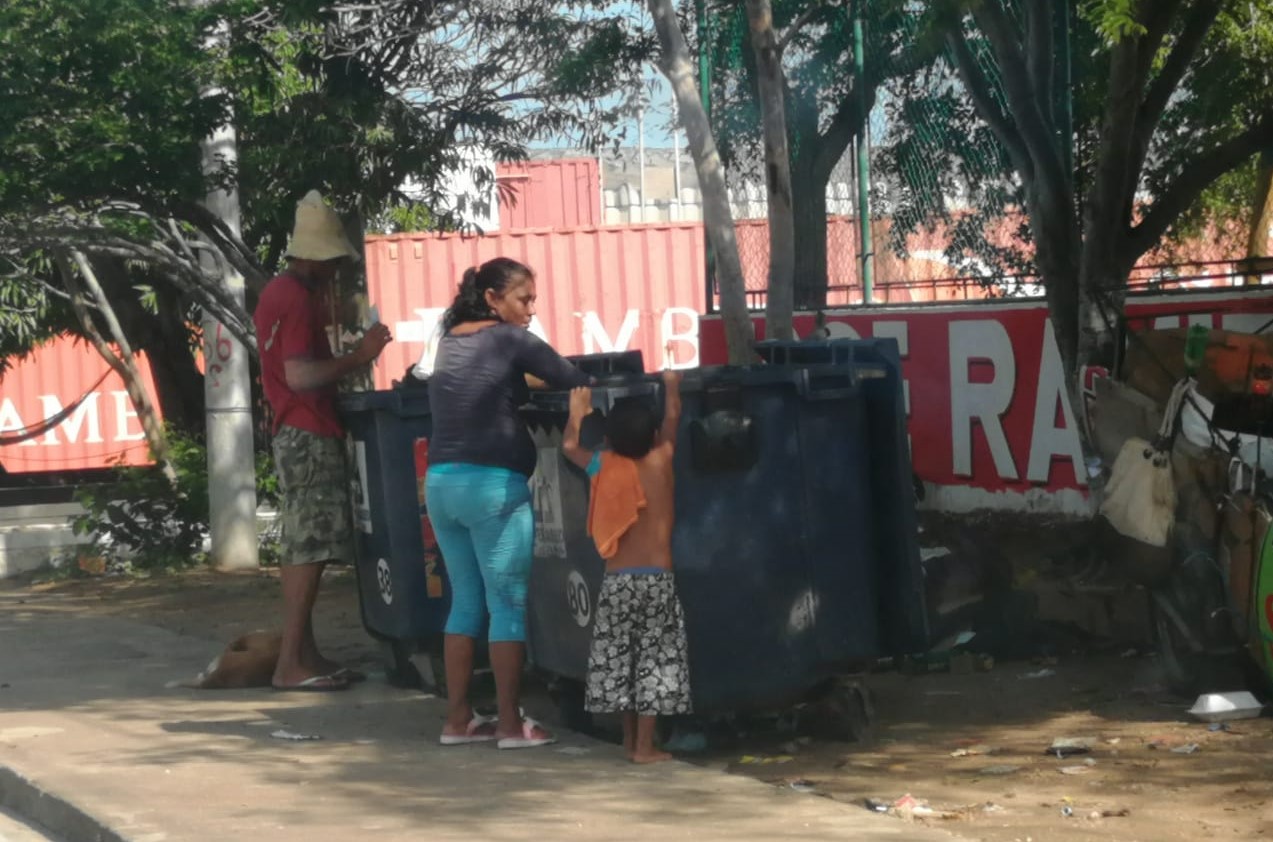 Situación de indígenas wayúu, en La Guajira, buscando comida en la basura