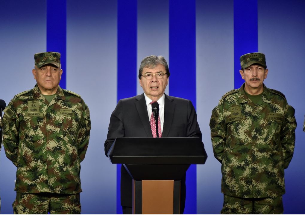 Ministro de Defensa, C arlos Homes Trujillo (centro), entregando balance de la jornada de paro.