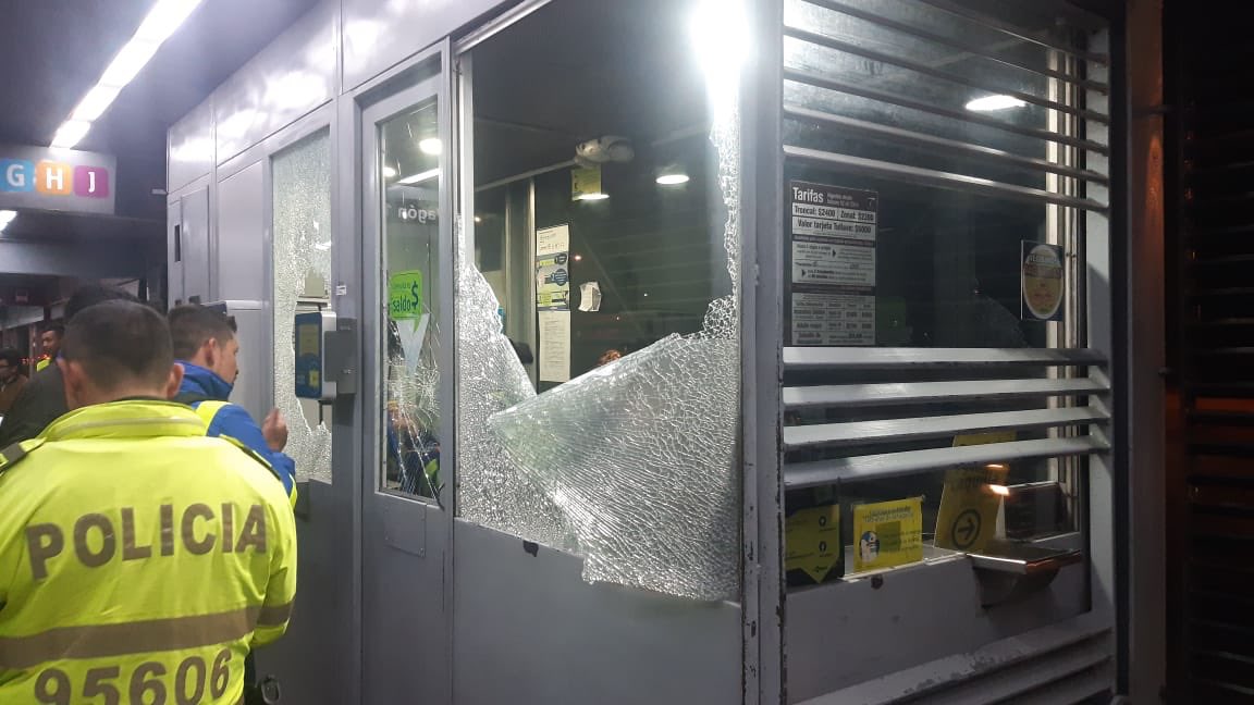 Estación de Transmilenio vandalizada Estación de Transmilenio vandalizada