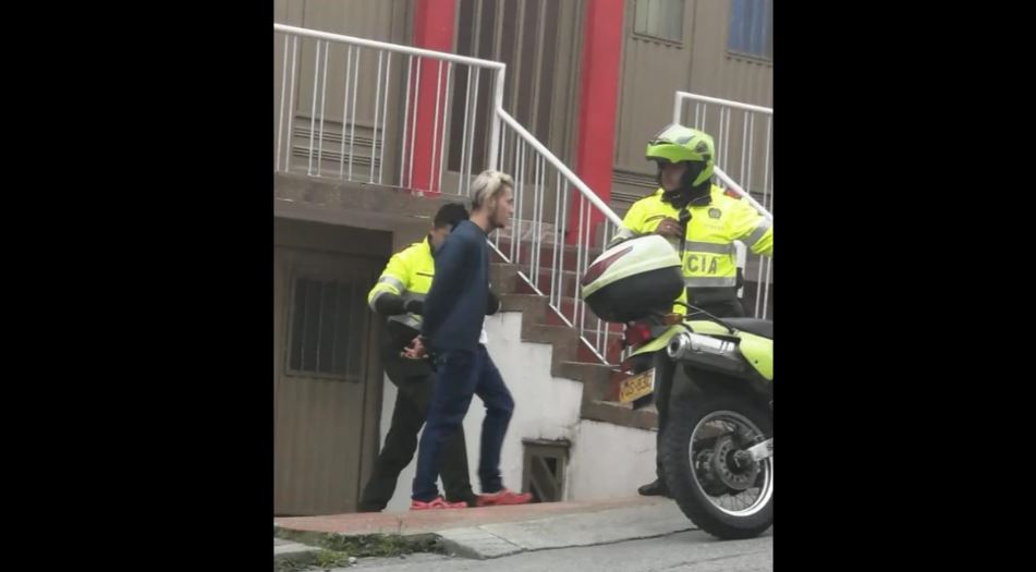 Momento en que se detiene a compañero de la universidad de Juanita Correa