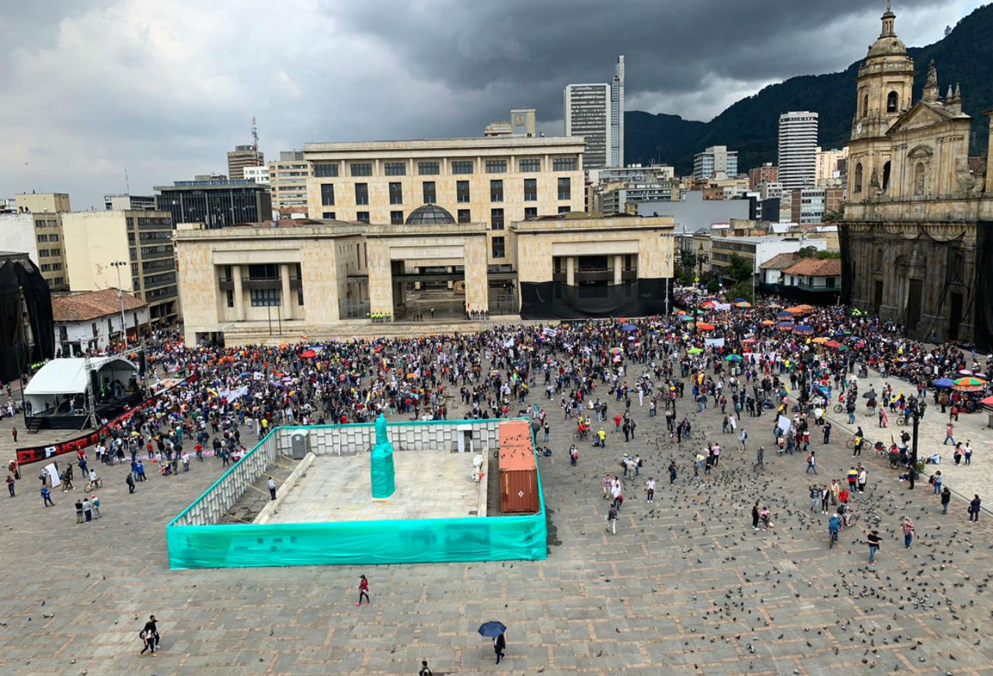 Llegan manifestantes a la Plaza de Bolívar, en Bogotá. Llegan manifestantes a la Plaza de Bolívar, en Bogotá.