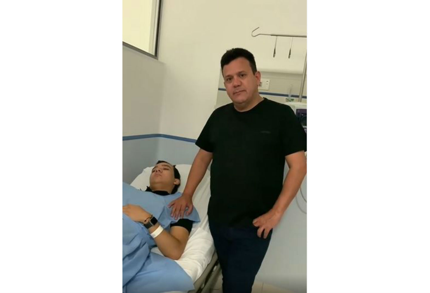 Hijo de Carlos Bloom herido en accidente