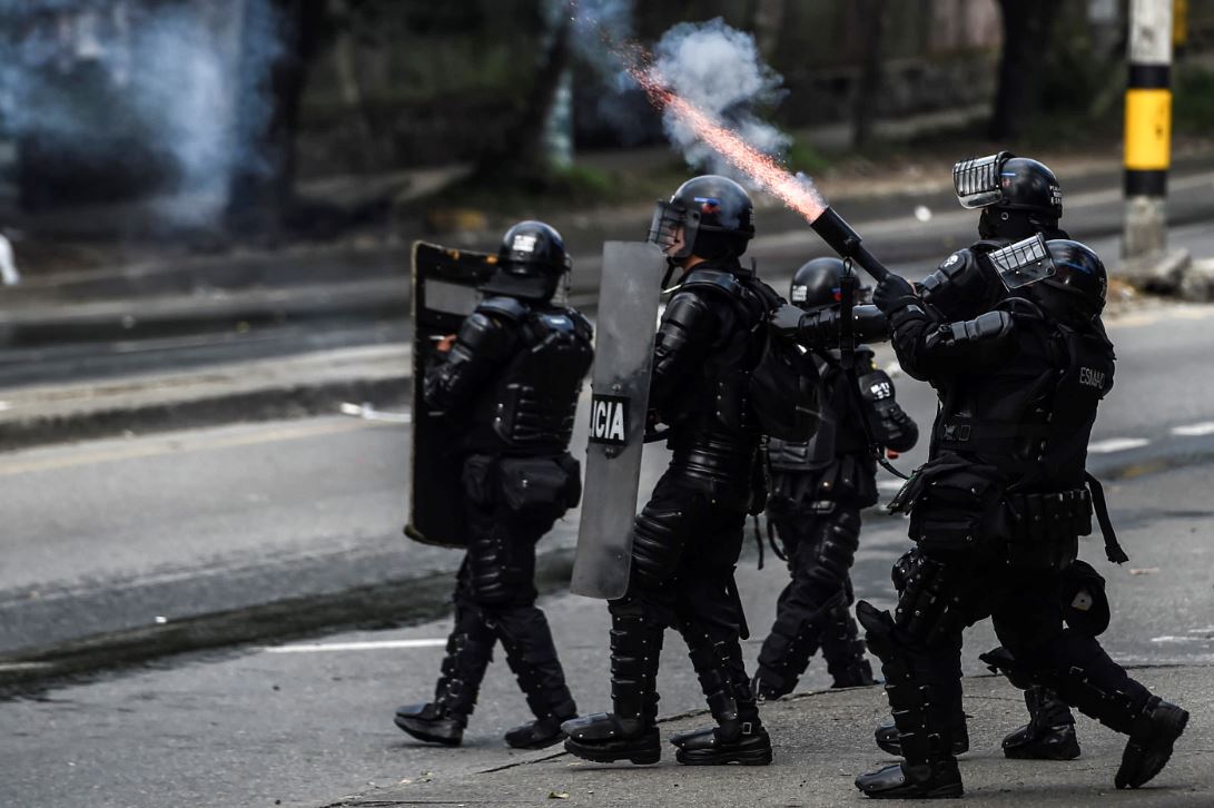 Suspenden uso de gases lacrimógenos durante protestas en pandemia | RCN  Radio