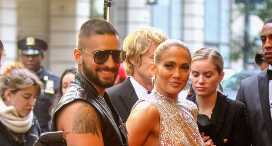 Maluma y Jennifer Lopez en el rodaje de la película 'Marry Me'.