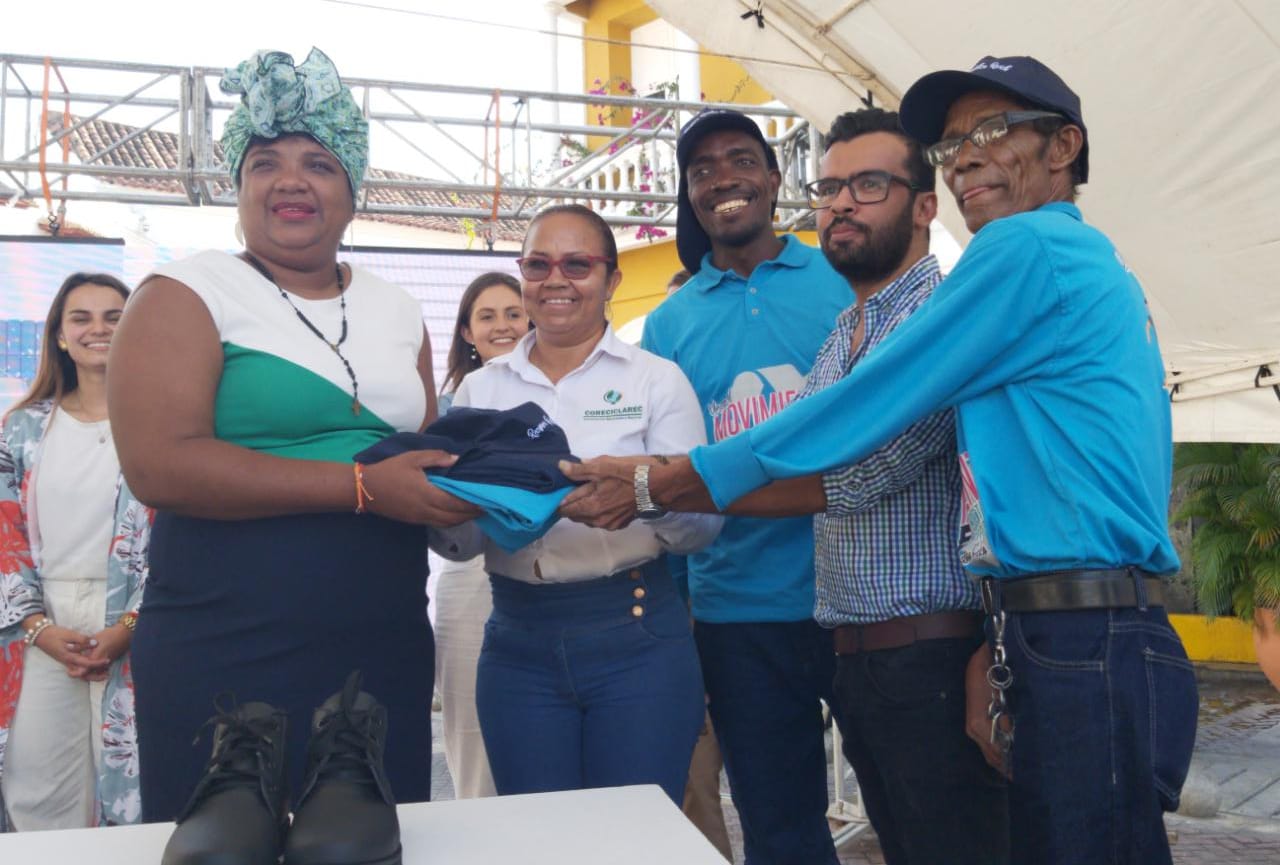 Se le entregaron a los beneficiados gorras, sueters y botas