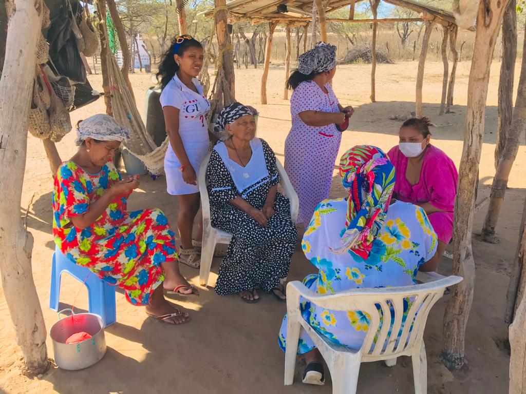 La abuela comparte el sueño con los miembros de su comunidad