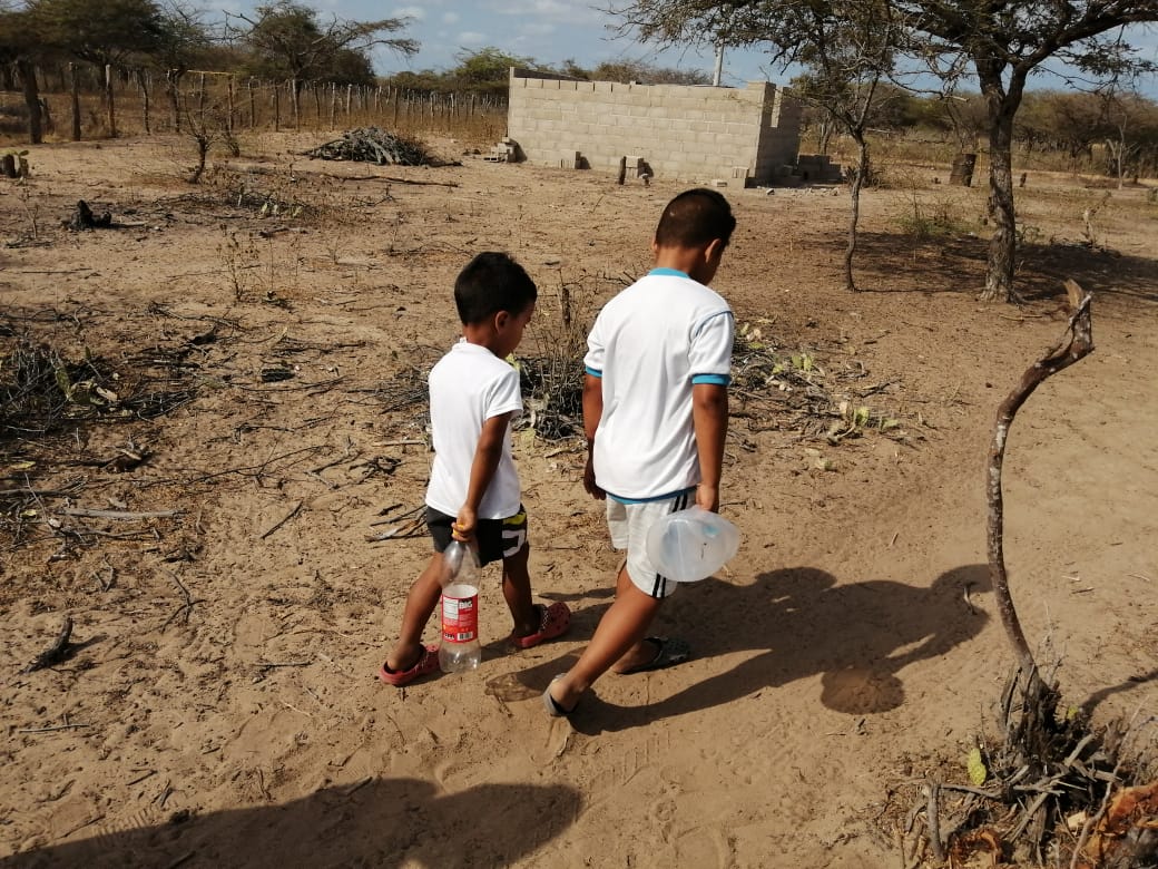 Niños buscando agua en rancherías