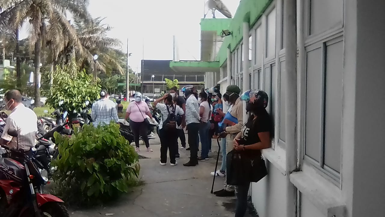 Pacientes esperando atención en hospital de Leticia