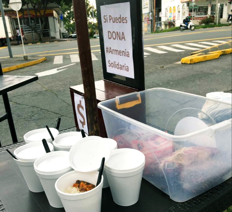 Solidaridad en Armenia; chef dona comida en la calle para quien la necesite.