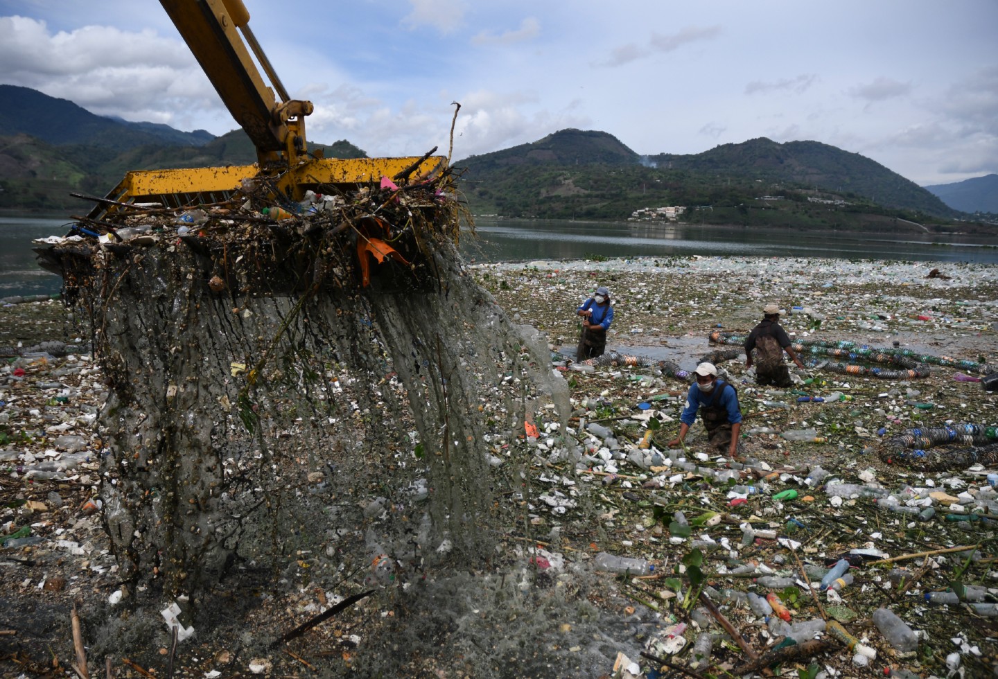 Lago de Guatemala inundado por basura