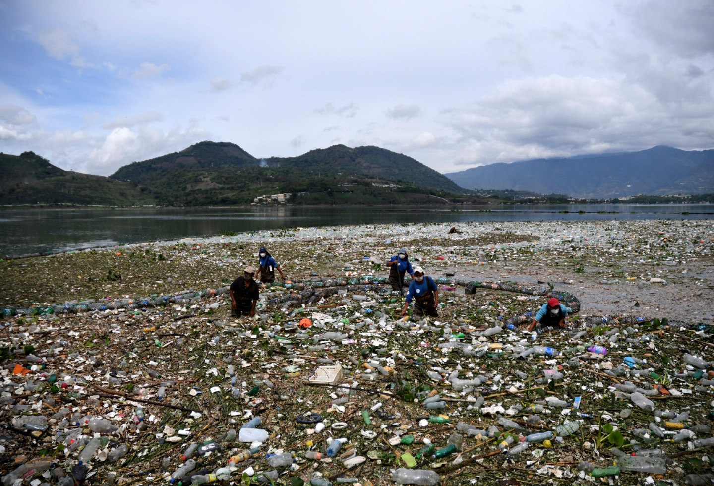 Lago de Guatemala inundado por basura