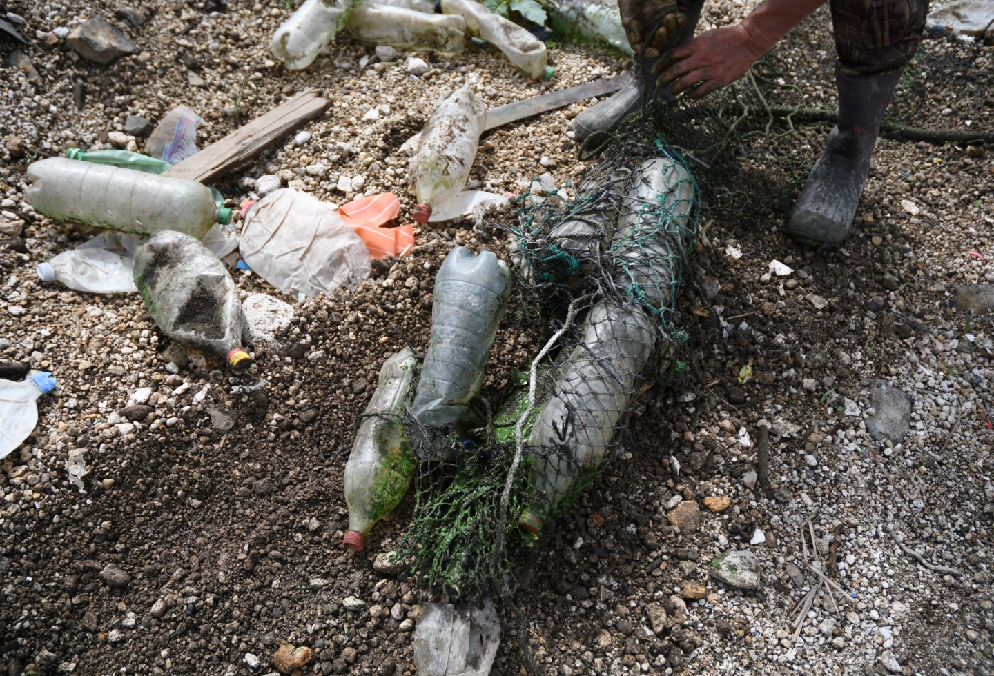 Lago de Guatemala inundado por basura