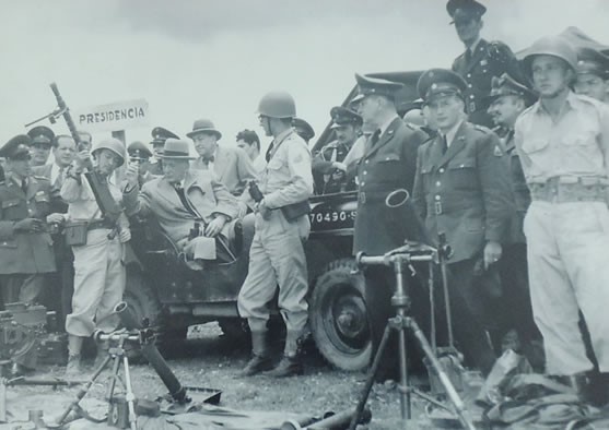 Presidente Laureano Gómez con Batallón Colombia que fue a Corea 