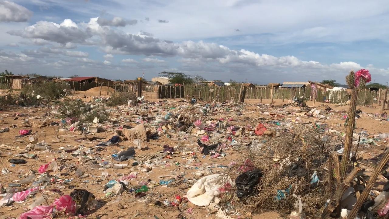 Niños en la Alta Guajira deben buscar comida entre la basura.