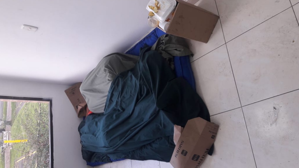 Durmiendo en el suelo