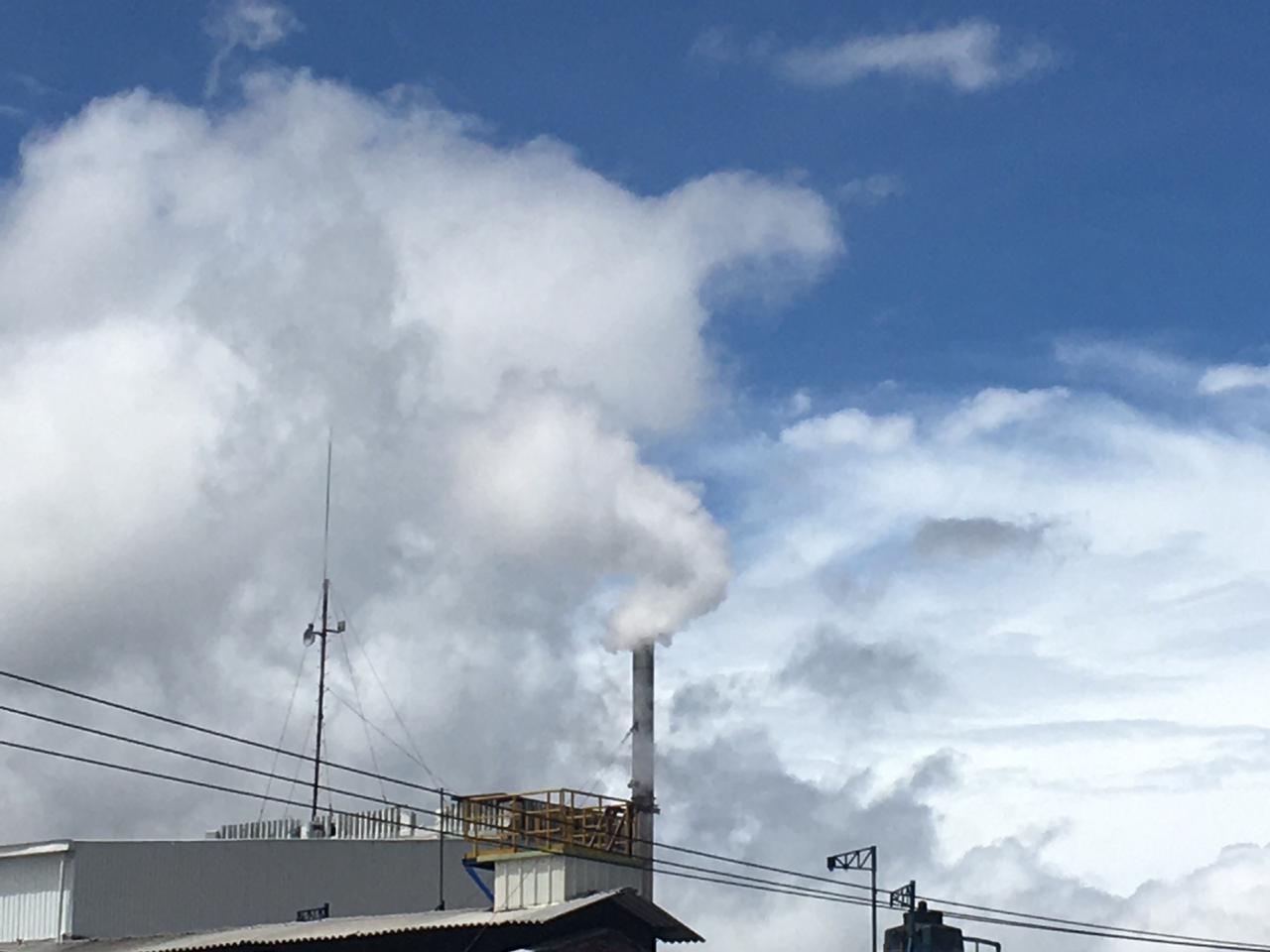 Humo de fábrica en la Sevillana, Bogotá.