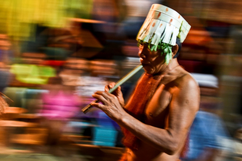 Un indígena colombiano de la etnia Yagua participa en el ritual "Nia", en Amazonas.