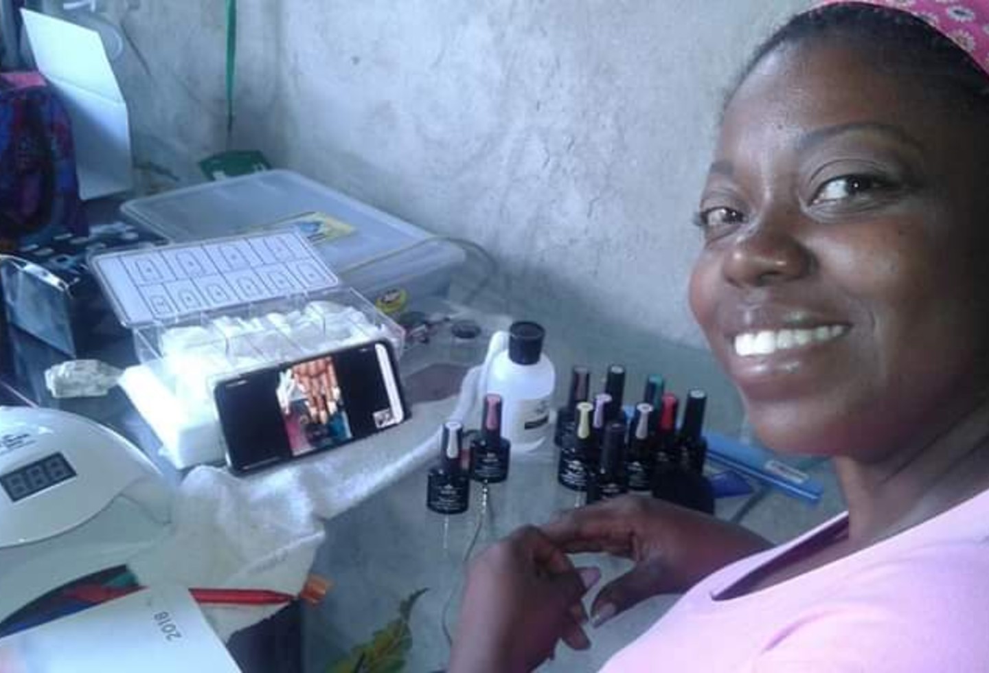 Manicure - mujer enseña técnicas