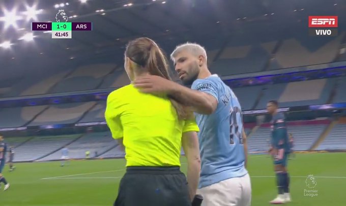 Sergio Agüero y una árbitra - Premier League