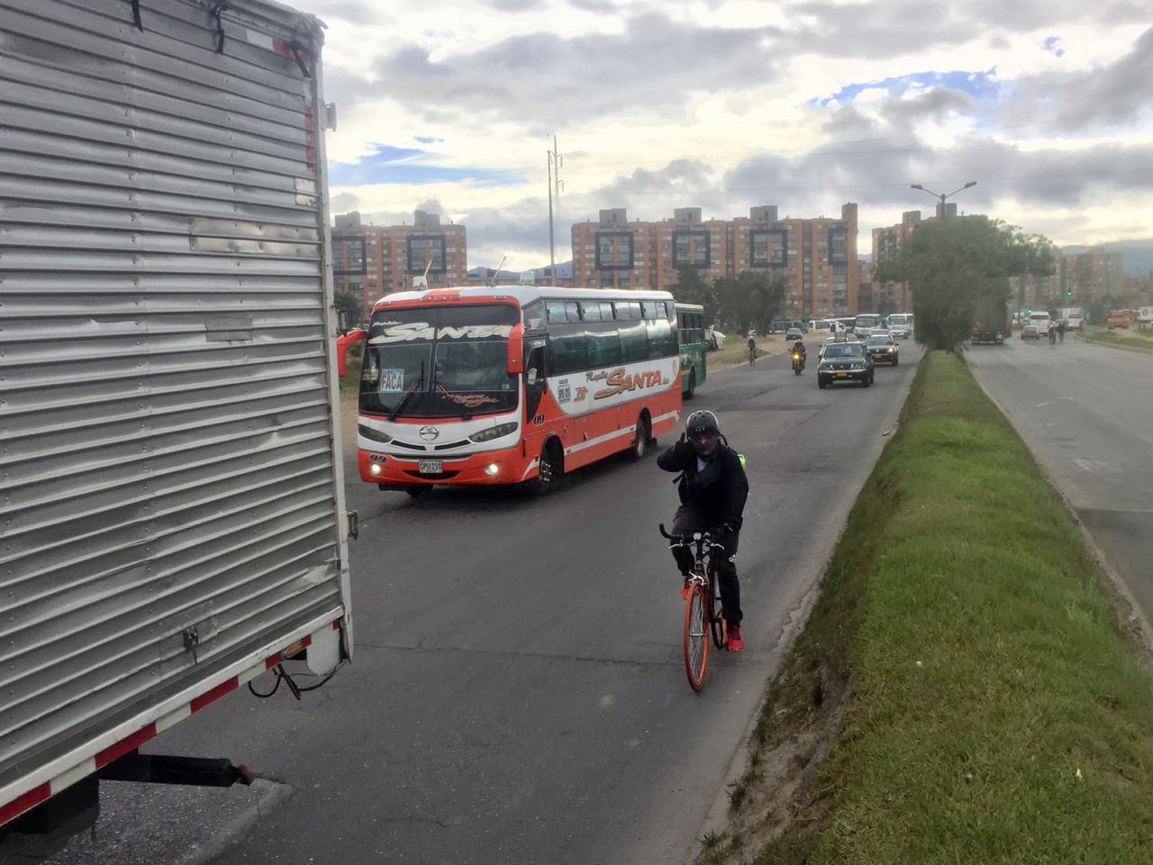 Ciclistas comparten vías con conductores, en Bogotá.