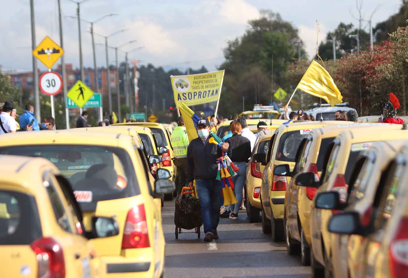 Taxistas de Bogotá protestan: dicen no a legalización de Uber y otras plataformas