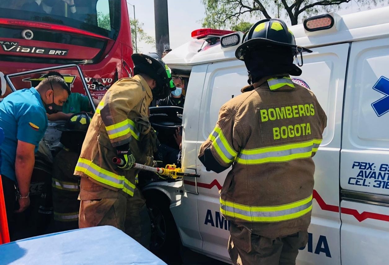 Accidente de ambulancia con bus de Transmilenio