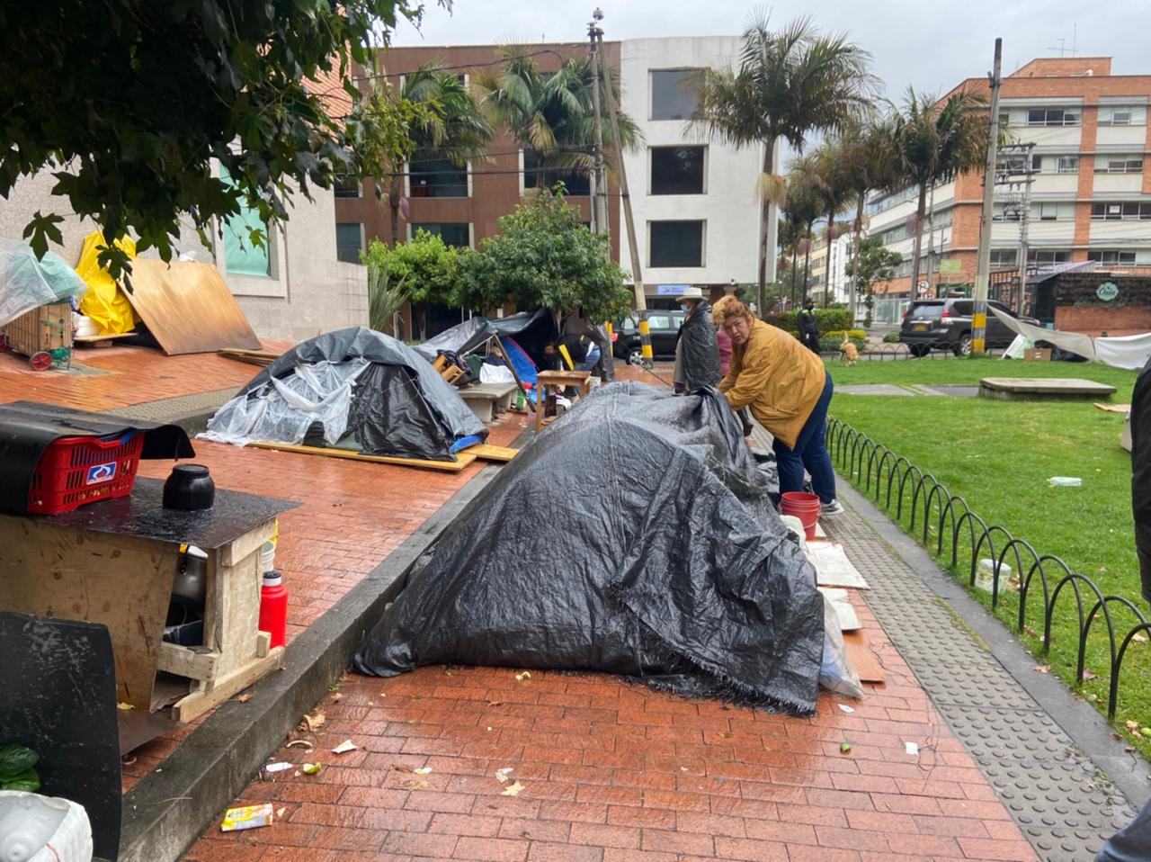 Campesinos desplazados viviendo en una calle de Bogotá.